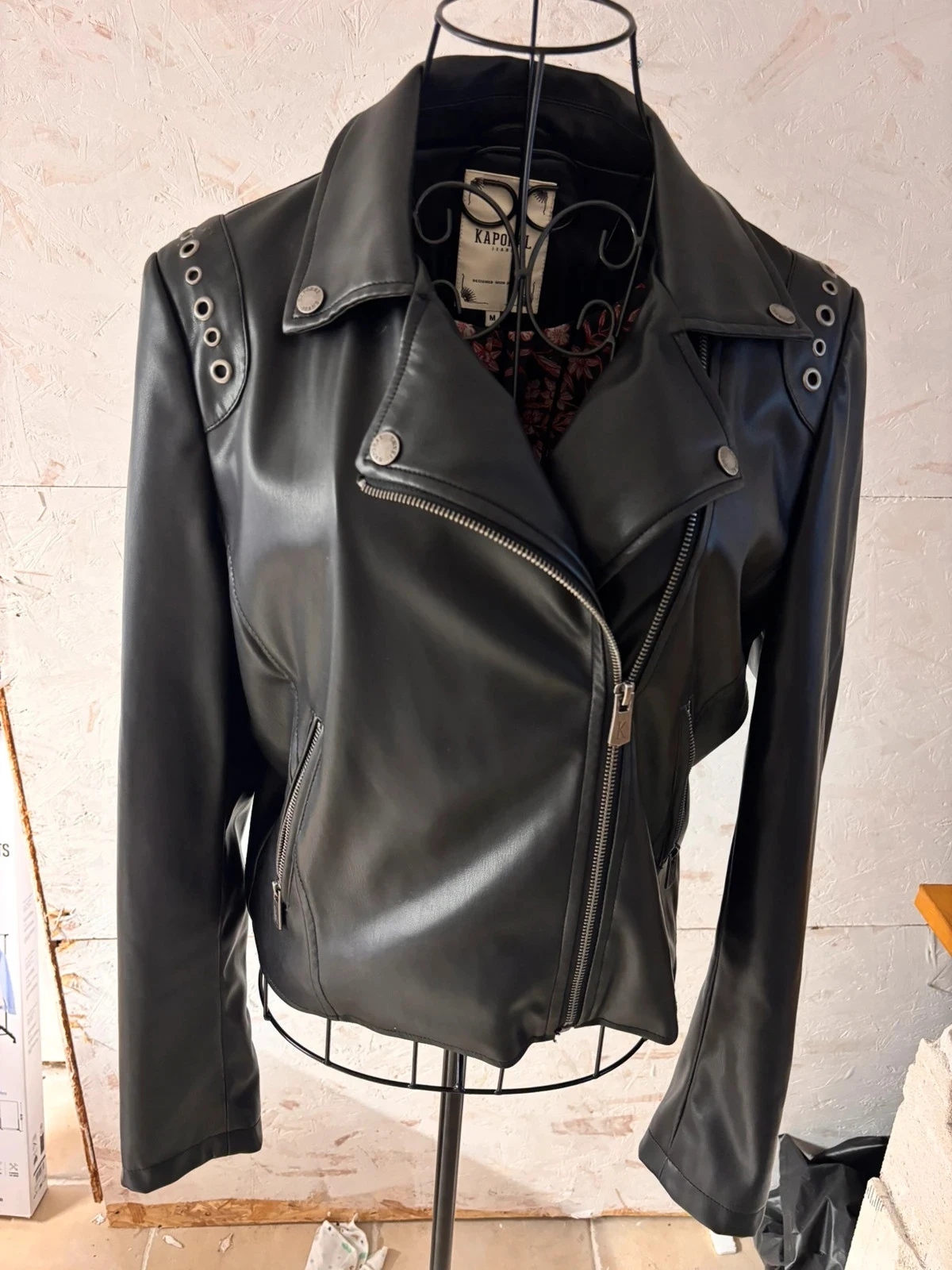Zwarte faux lederen perfecte jas met bloemvoering Kaporal (Model Torid) Maat M (38) – photo 3